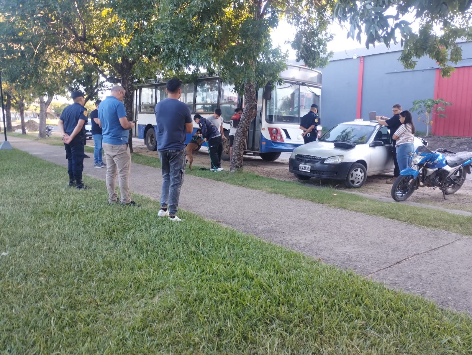 Detuvieron a un hombre por presunta venta de drogas en una plaza de Federación - 7PAGINAS
