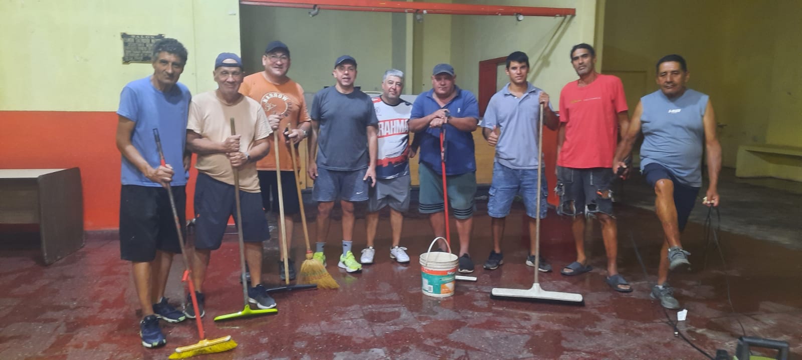 Trabajadores de la fruta volvieron para darle orden y limpieza a la sede del sindicato - 7PAGINAS
