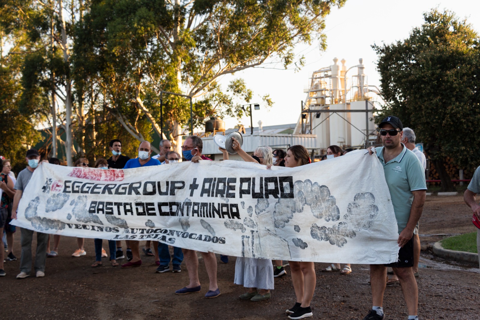 Vecinos marcharon contra la contaminación que atribuyen a la planta Egger en Concordia - 7PAGINAS