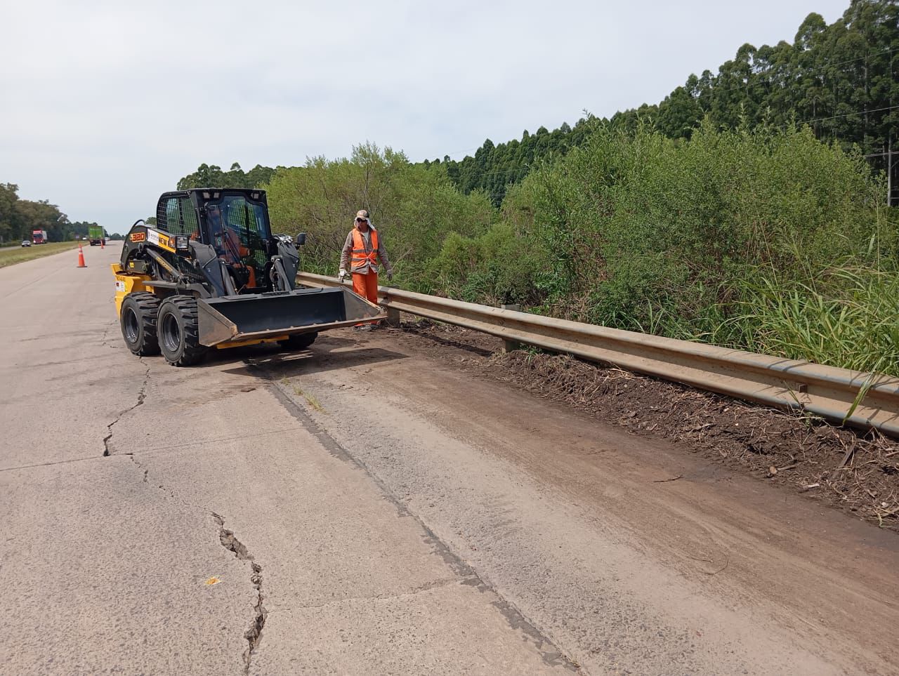 Piden transitar con precaución por obras de mantenimiento en las rutas nacionales 12 y 14 - 7PAGINAS