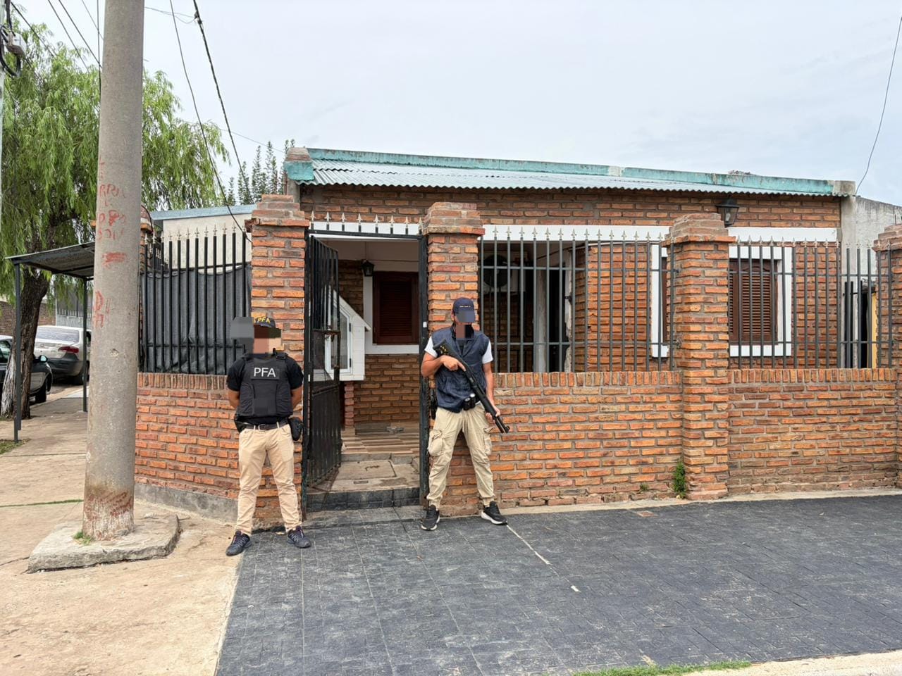 La Policía Federal desbarató un punto de venta de drogas en barrio Constitución y detuvo a tres personas - 7PAGINAS