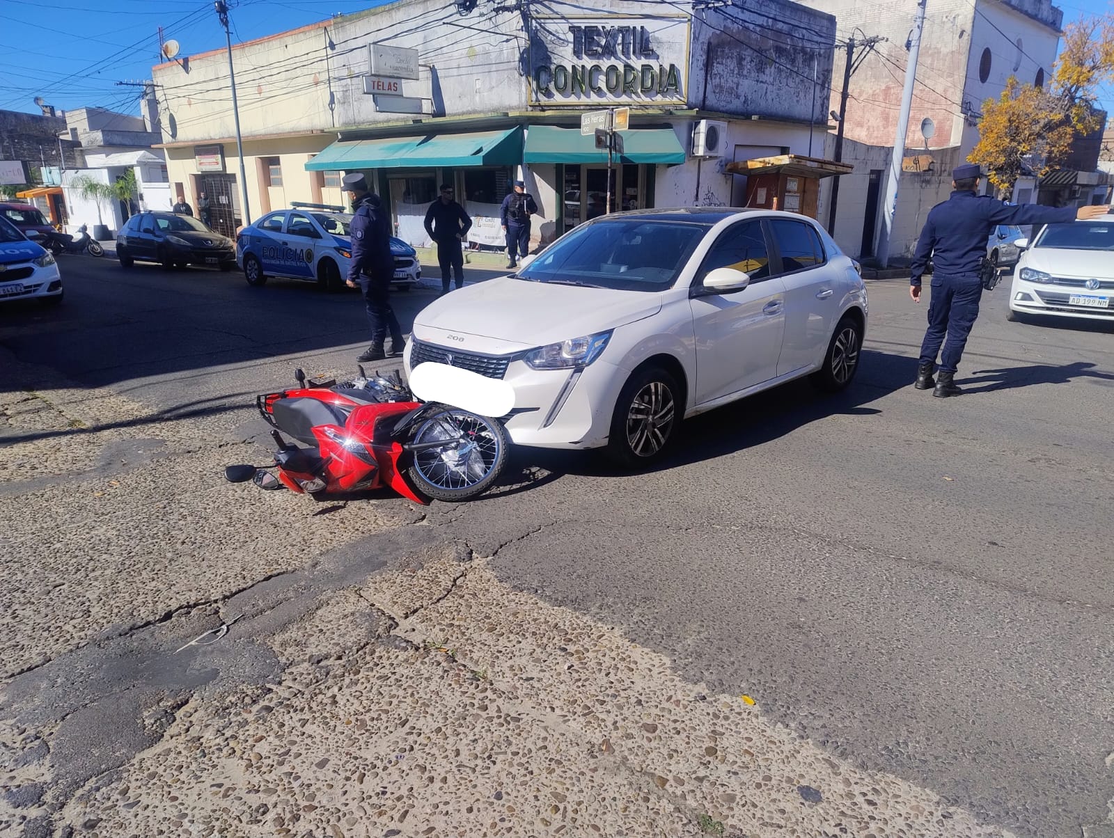 Choque en el centro de Concordia: una mujer hospitalizada tras colisión entre un auto y una moto - 7PAGINAS