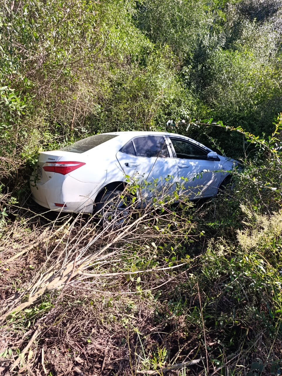 Ruta 4: Susto y daños materiales tras el despiste de un automóvil cerca de Los Charrúas - 7PAGINAS