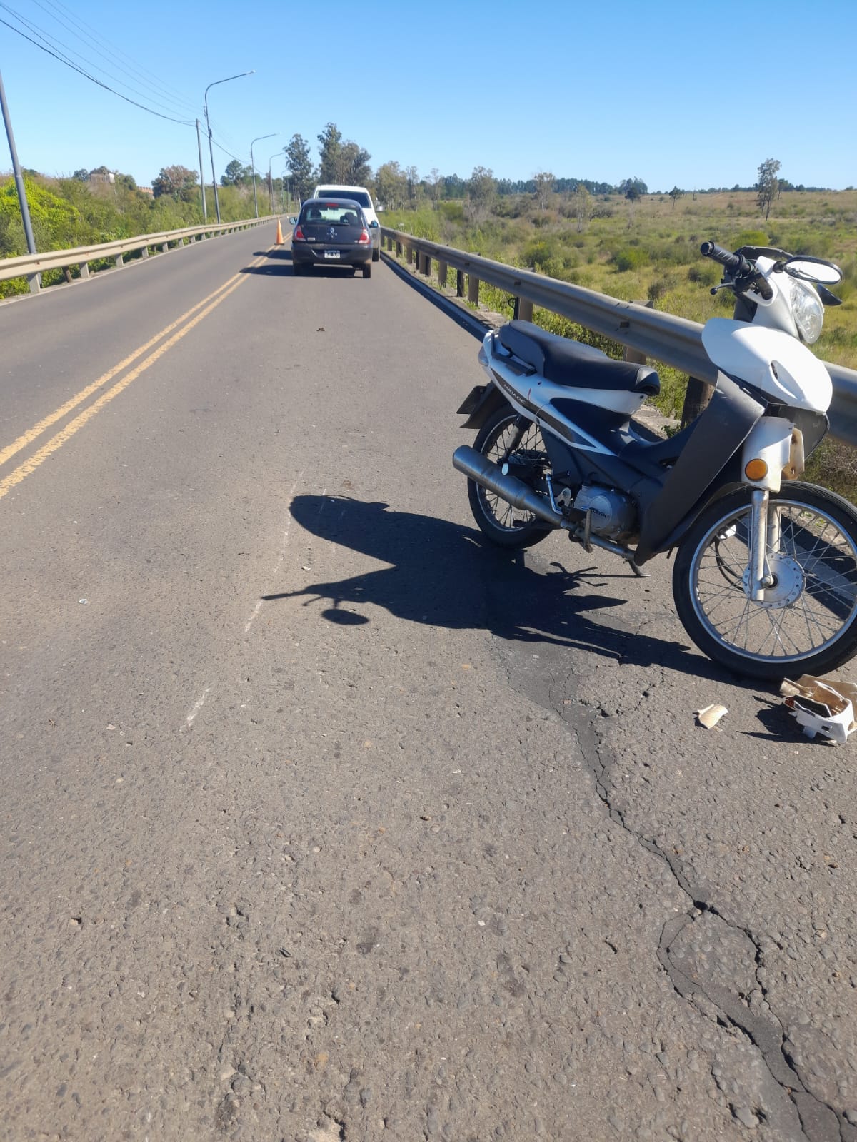 Siniestro vial en el Puente Alvear: un joven motociclista fue hospitalizado tras chocar la parte trasera de un auto - 7PAGINAS