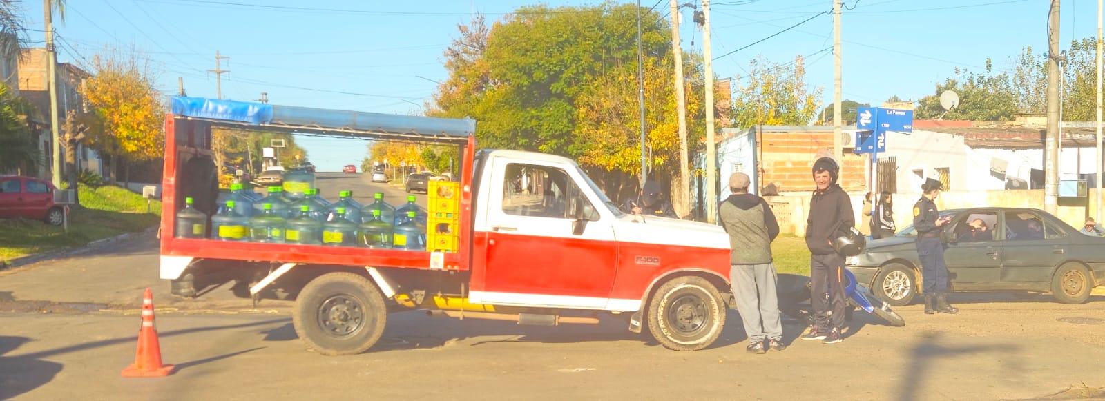 Accidente en el barrio Villa Jardín: una motociclista resultó herida tras ser embestida por una camioneta de reparto - 7PAGINAS