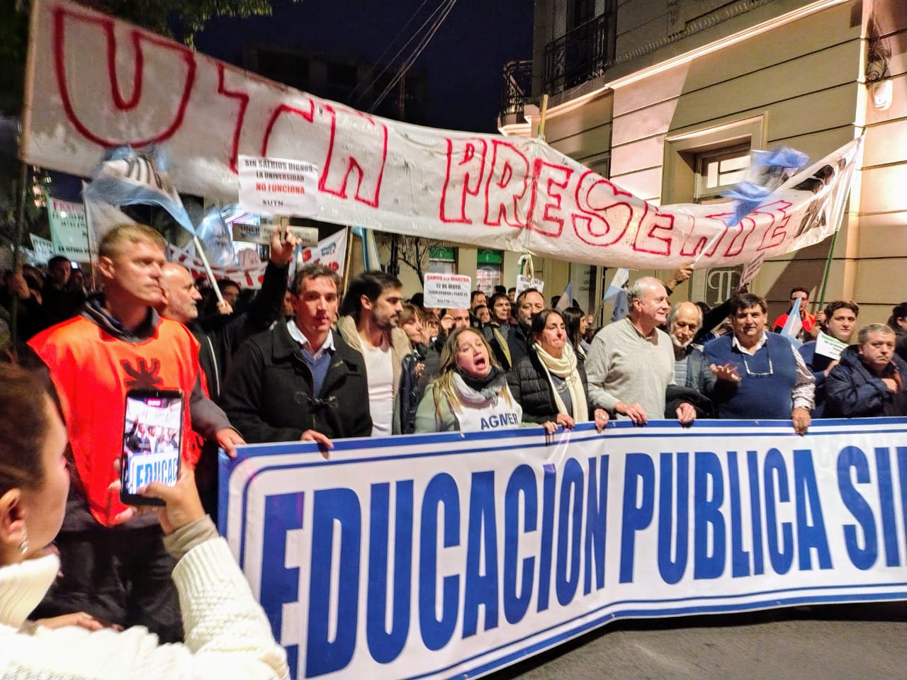 Paraná y Concordia marcharon en defensa de la universidad pública - 7PAGINAS