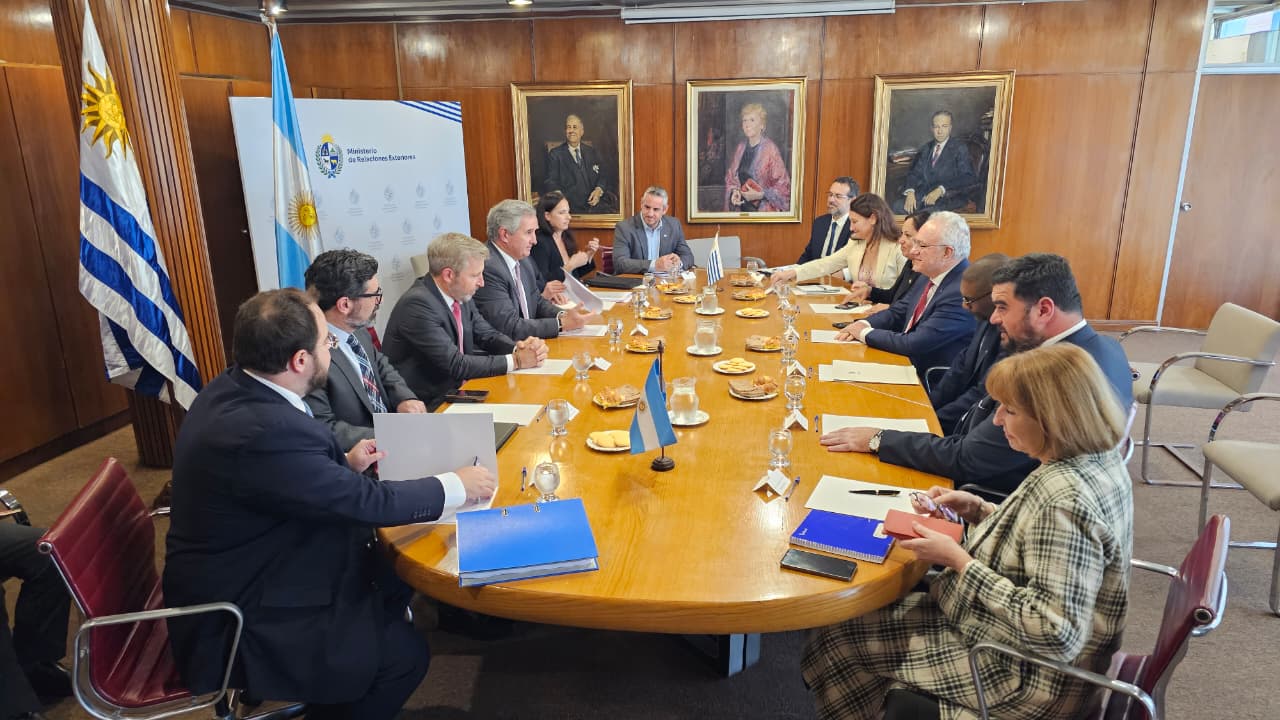Cumbre clave en Montevideo: Frigerio, el Canciller argentino y Walser buscan destrabar el conflicto por la refinería de hidrógeno verde - 7PAGINAS