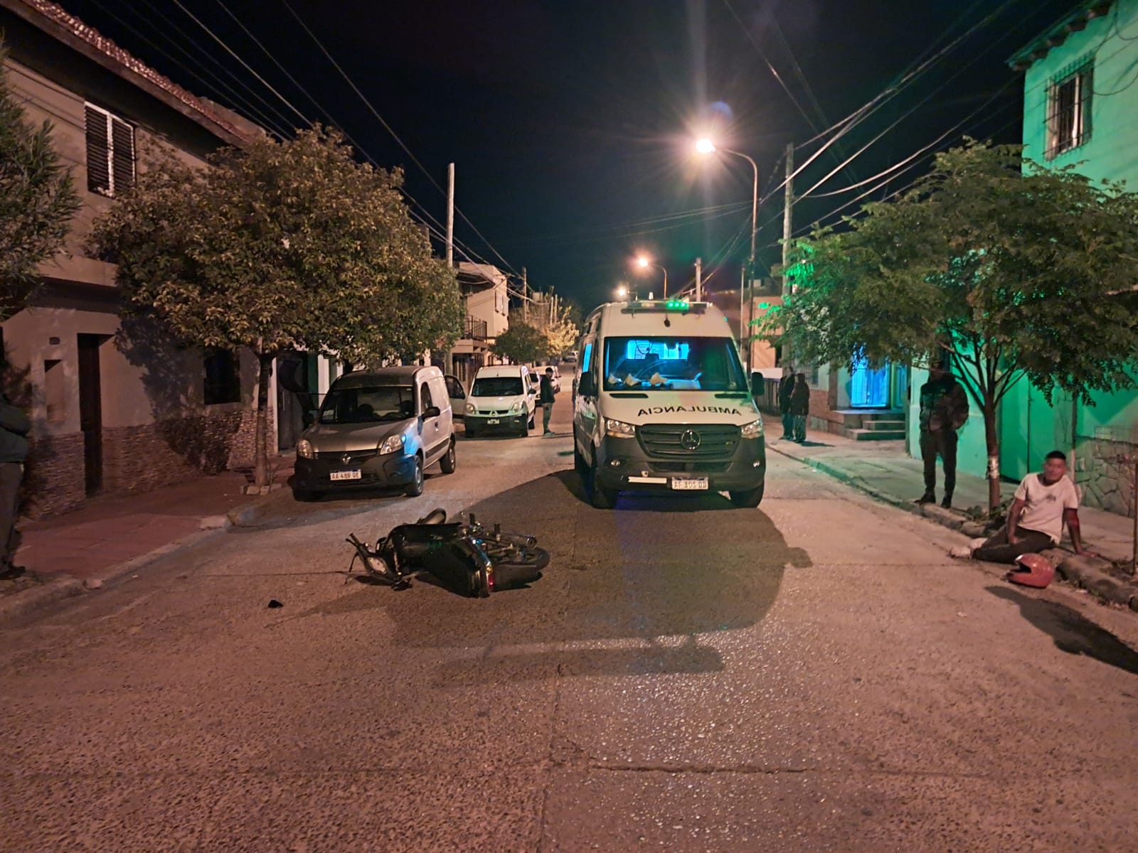Accidente y detención en Concordia: conducía a alta velocidad, chocó un auto estacionado, su acompañante terminó lesionada e intentó negar el hecho - 7PAGINAS