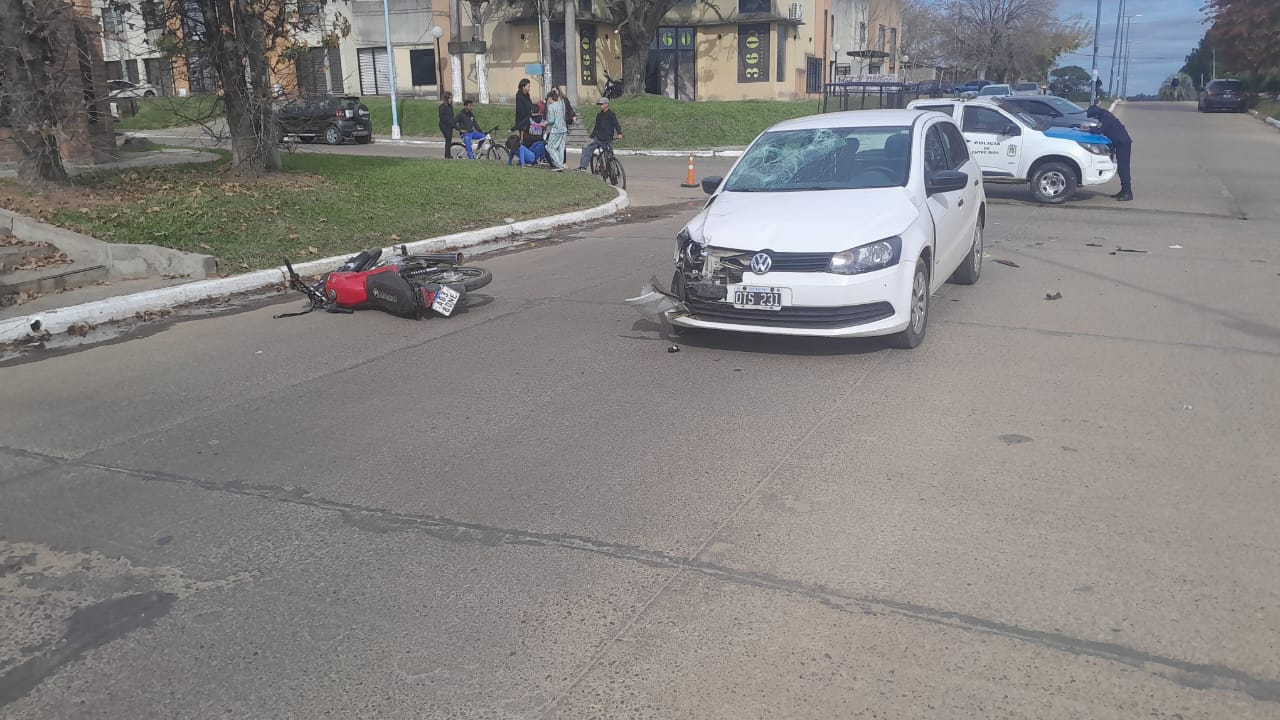 Tremendo accidente en Concordia: una pareja llevaba a su hijo a la escuela e impactó fuertemente contra un automóvil - 7PAGINAS