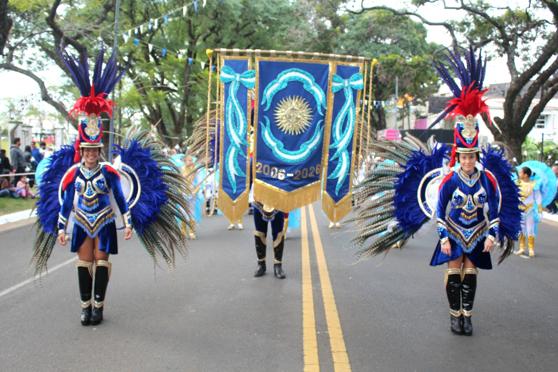 Comparsa Emperatriz en el desfile del 25 de Mayo: cultura y fervor patrio en las calles de Concordia - 7PAGINAS