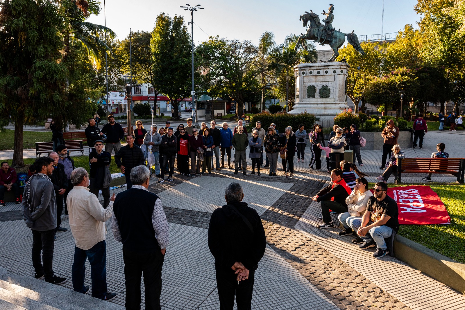 Jubilados y pensionados de Concordia se movilizaron en la Plaza 25 de Mayo en defensa de la salud pública - 7PAGINAS