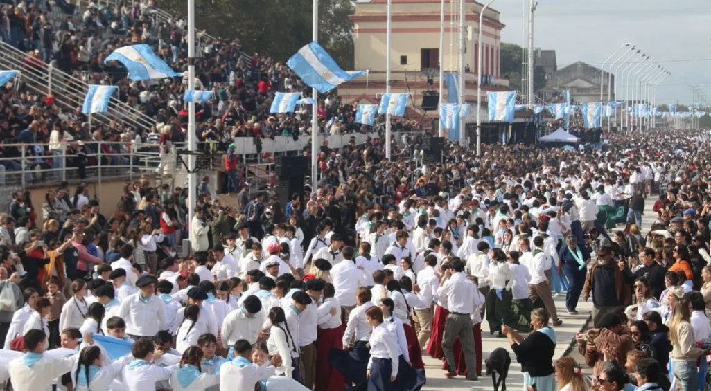 Masiva celebración del 25 de Mayo en Gualeguaychú: el fuerte rechazo de los vecinos a un intento de discordia - 7PAGINAS