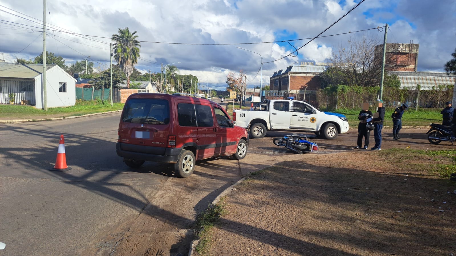 Motociclista resultó herida tras ser embestida por un utilitario y fue trasladada al Hospital Masvernat - 7PAGINAS