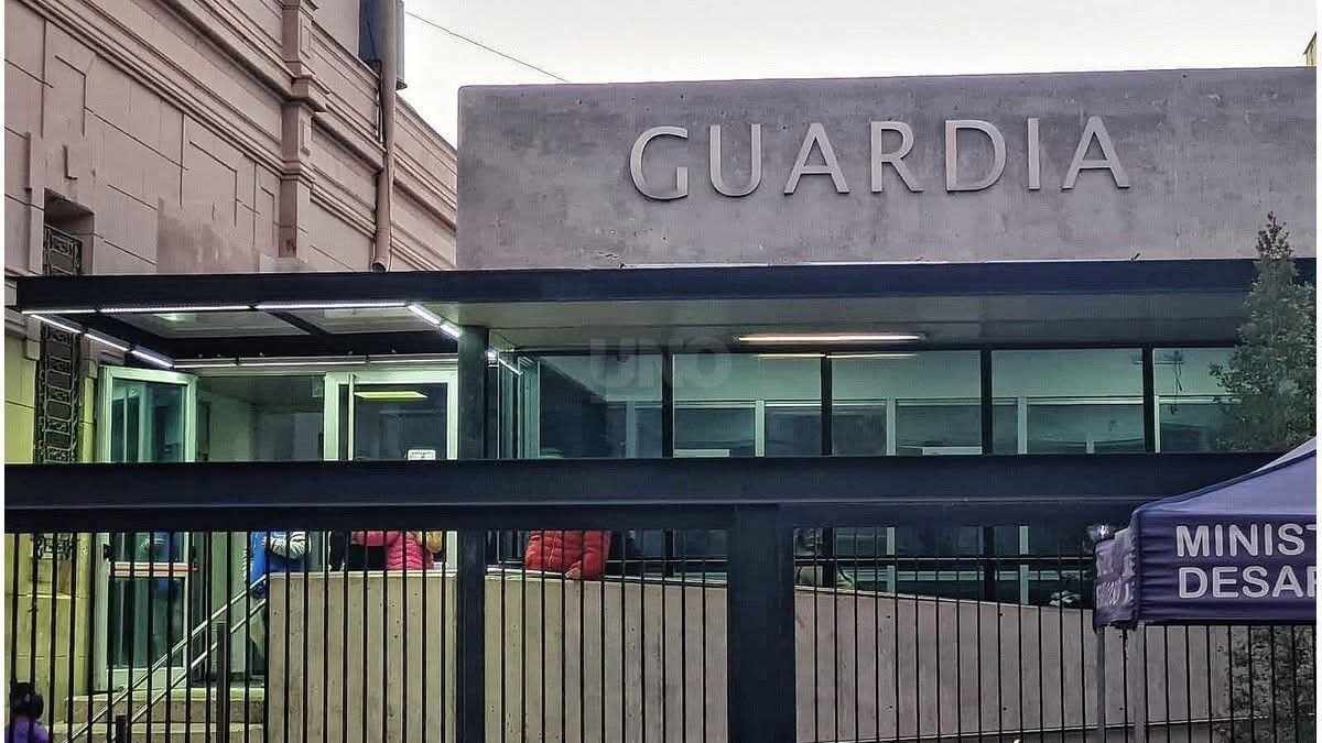 Menor apuñalado en un barrio de Santa Fe, ingresó al hospital Cullen con la hoja del cuchillo clavada en la espalda - 7PAGINAS