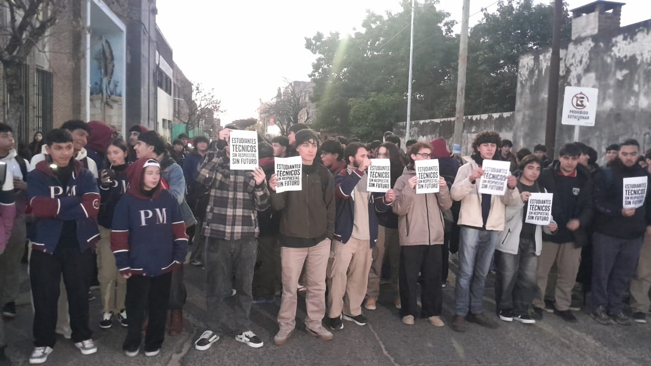 Al grito de ¡Sin futuro, sin futuro!, alumnos de la Escuela Técnica N°1 cortaron una calle céntrica de Concordia - 7PAGINAS