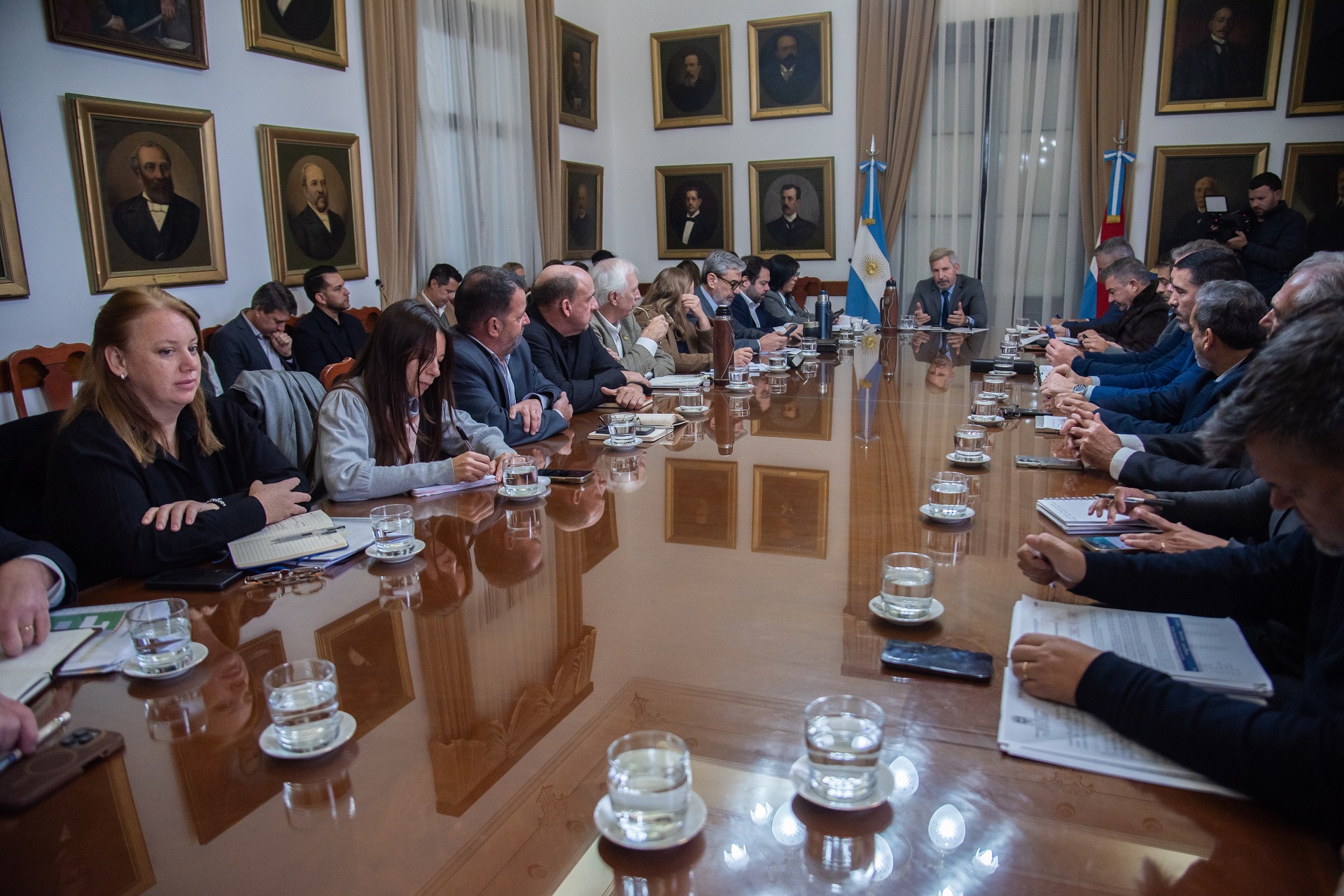 Agenda ejecutiva: Frigerio encabezó una reunión de gabinete centrada en la modernización del Estado, leyes clave y el plan de obras - 7PAGINAS