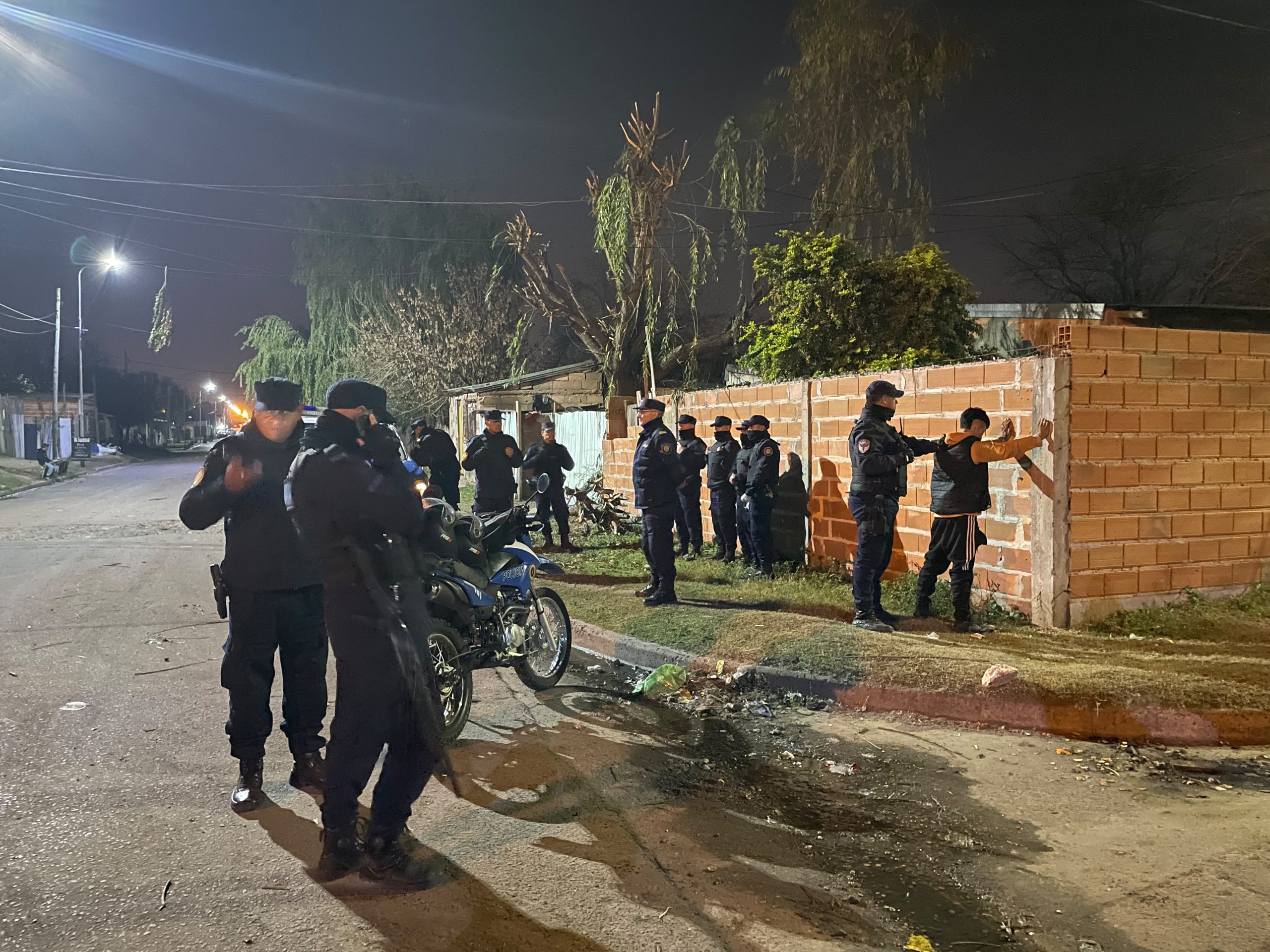 Fuerte despliegue policial en varios barrios de Concordia, dejó dos detenidos y dosis de cocaína secuestradas - 7PAGINAS