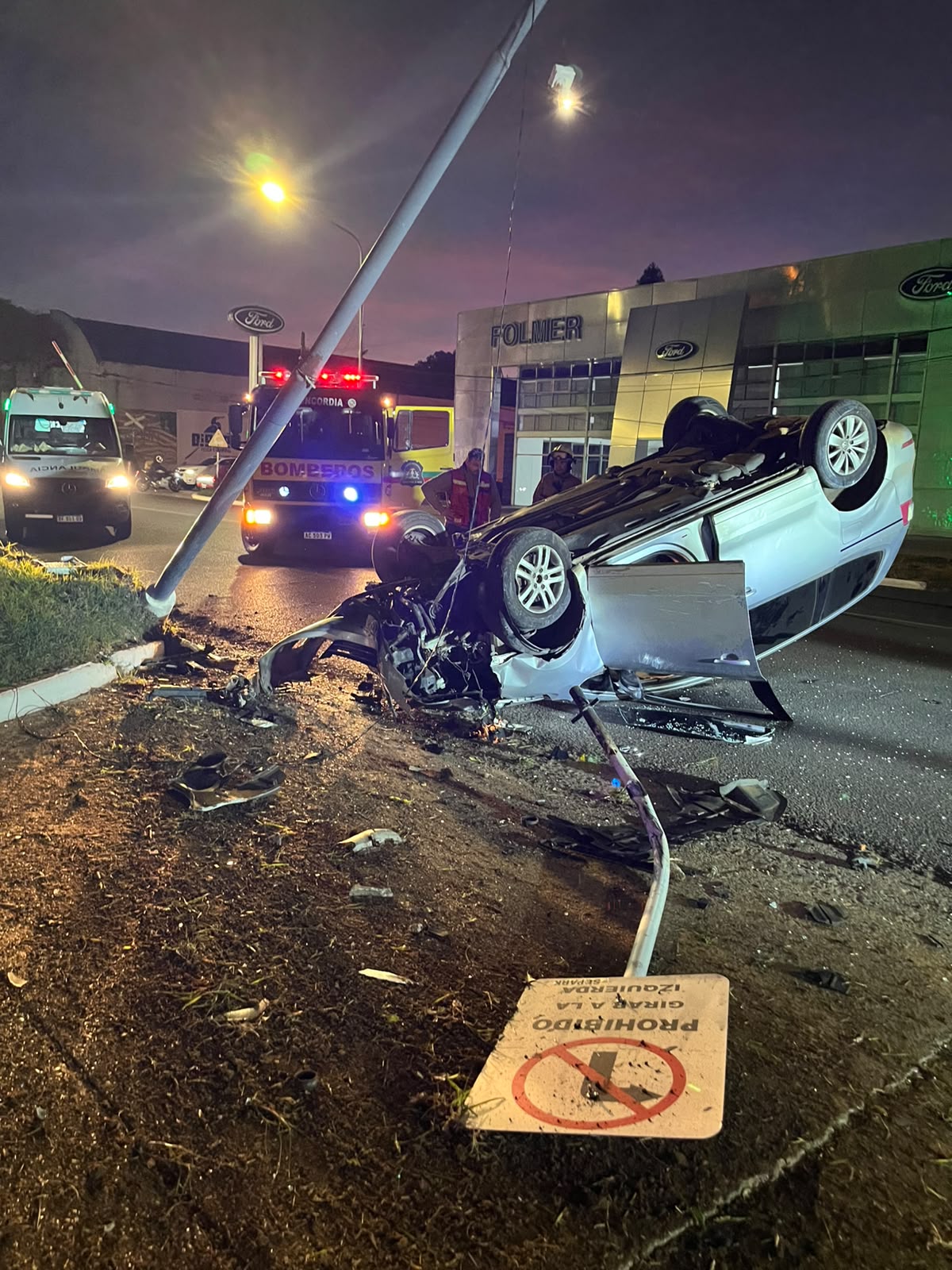 Fuerte siniestro vial en Avenida Eva Perón: un auto chocó contra una columna y volcó en la zona del Club Hípico - 7PAGINAS