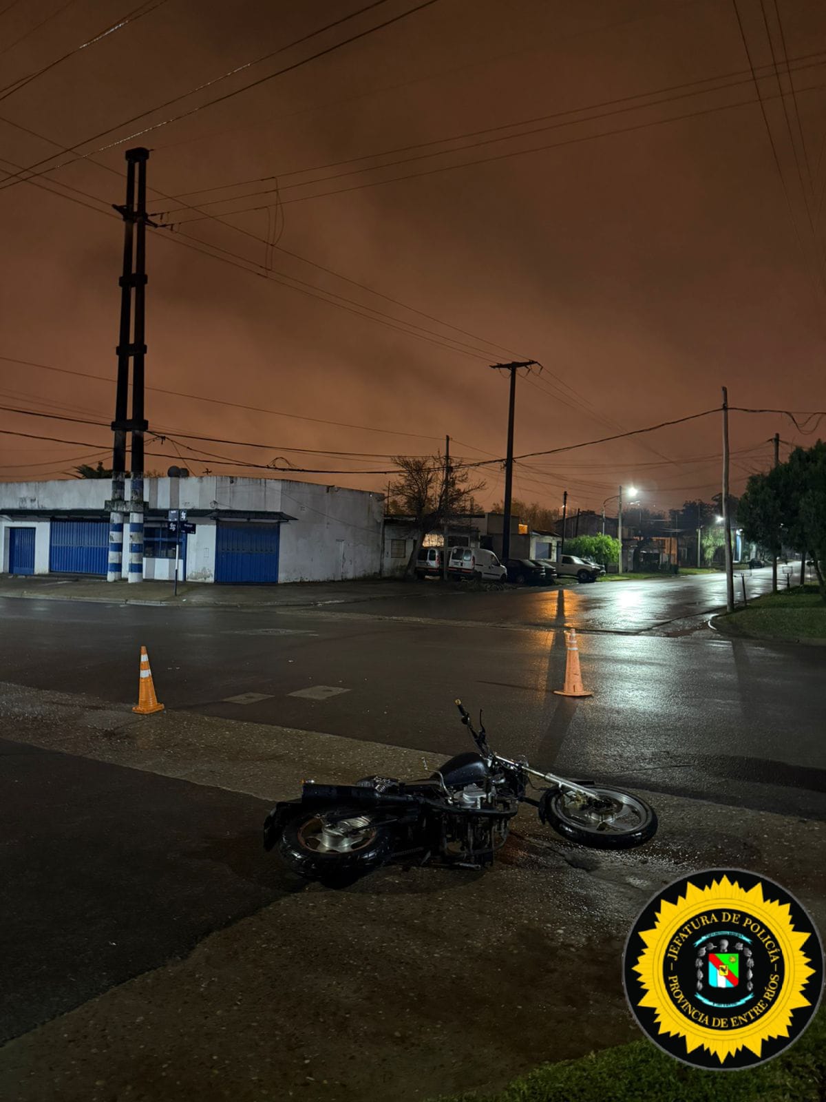 Siniestro vial en Concordia: embistió a dos jóvenes en moto, en su fuga del lugar perdió la patente y luego alegó que huyó por temor a ser linchado - 7PAGINAS