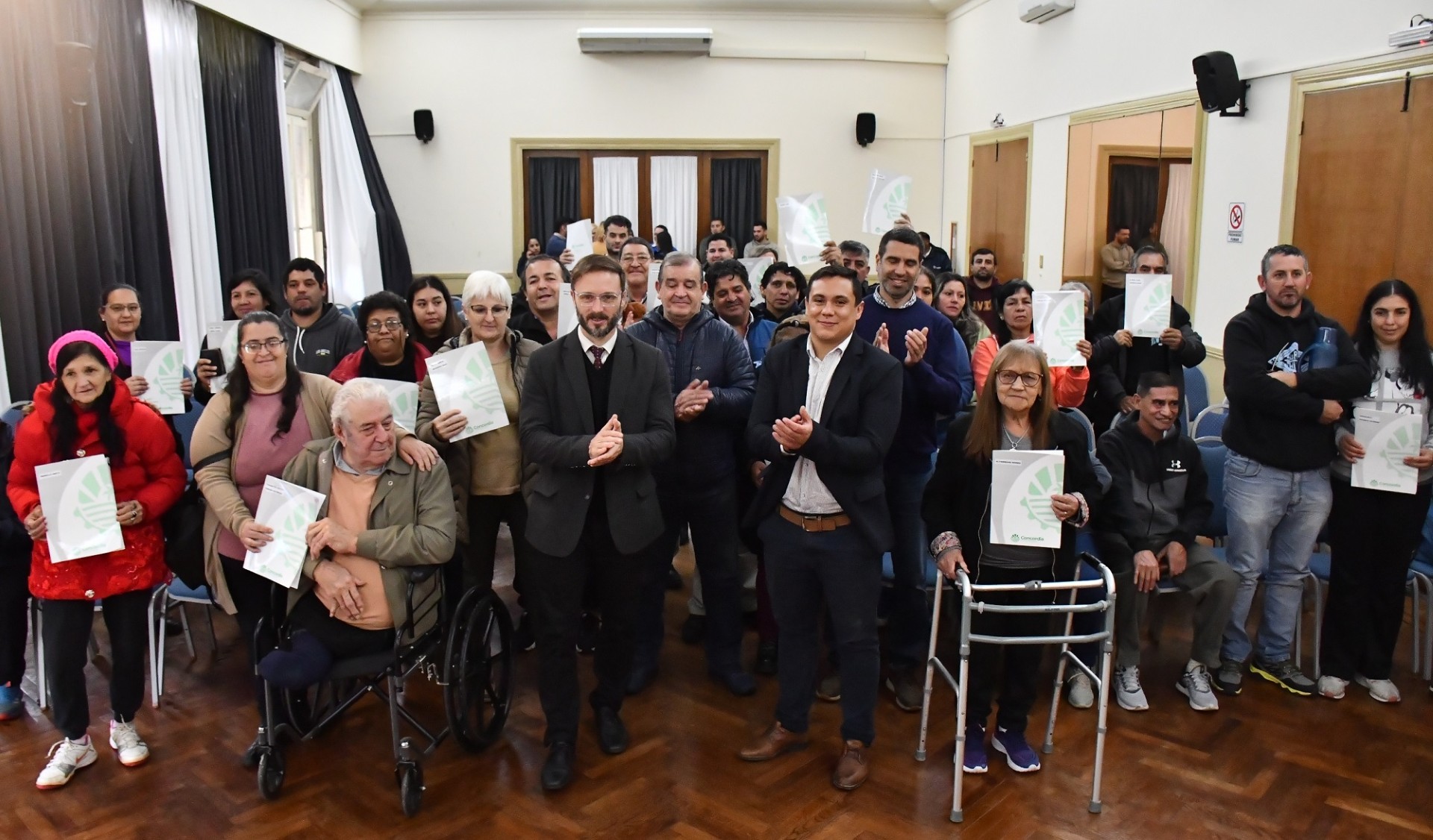 29 familias de Concordia recibieron las escrituras de sus viviendas y consolidan el sueño de la casa propia - 7PAGINAS