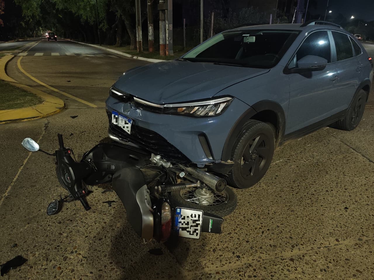 Motociclista de Concordia transitaba por la rotonda del monumento a la mujer cuando fue colisionado por un automóvil - 7PAGINAS