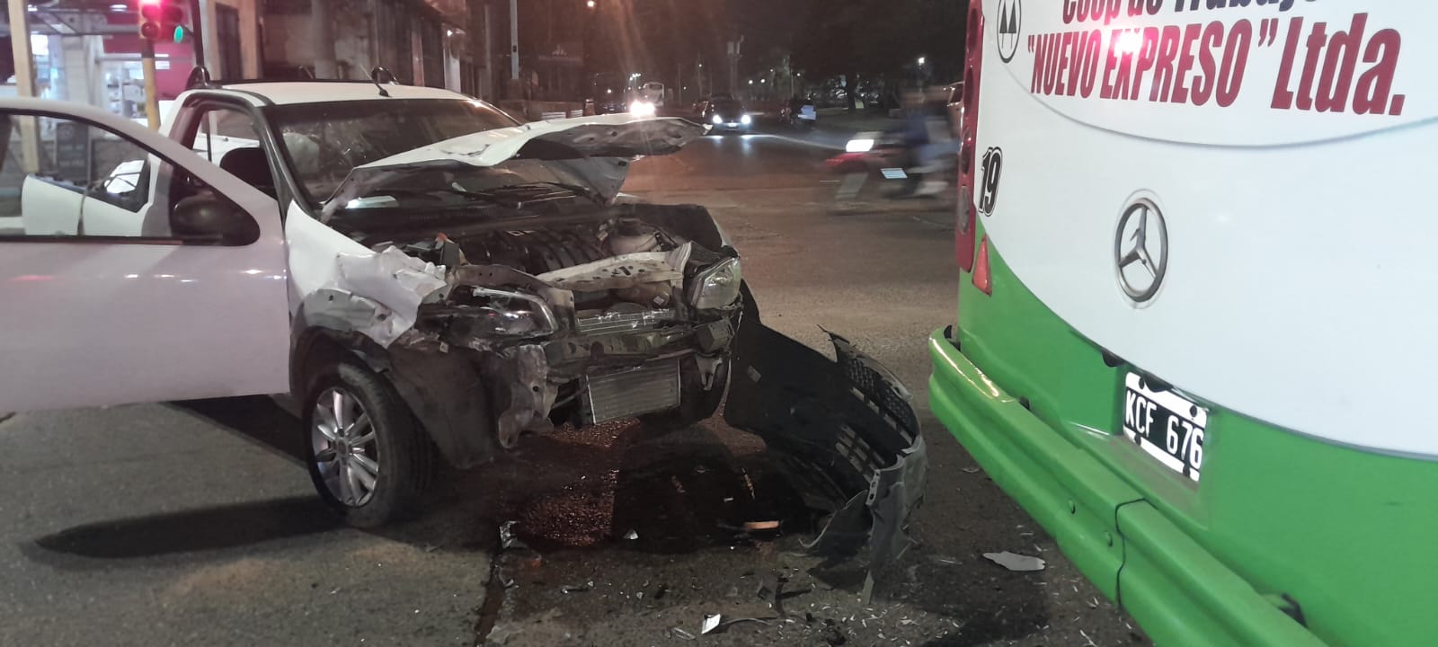 Violento choque en Concordia: una camioneta habría cruzado en rojo e impactó contra un colectivo urbano - 7PAGINAS
