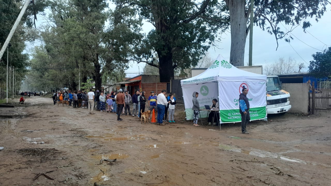 Azcué recorrió las zonas afectadas por la cola de tornado y advirtió: “Es una situación grave y estos episodios van a continuar”